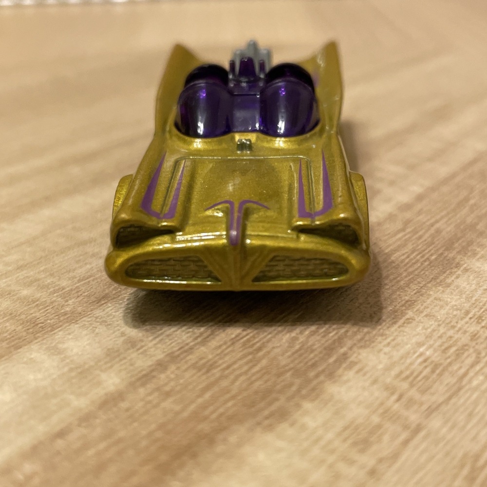 2022 Hot Wheels #131 Batman 4/5 TV Series GOLD Batmobile - Picture 2 of 6